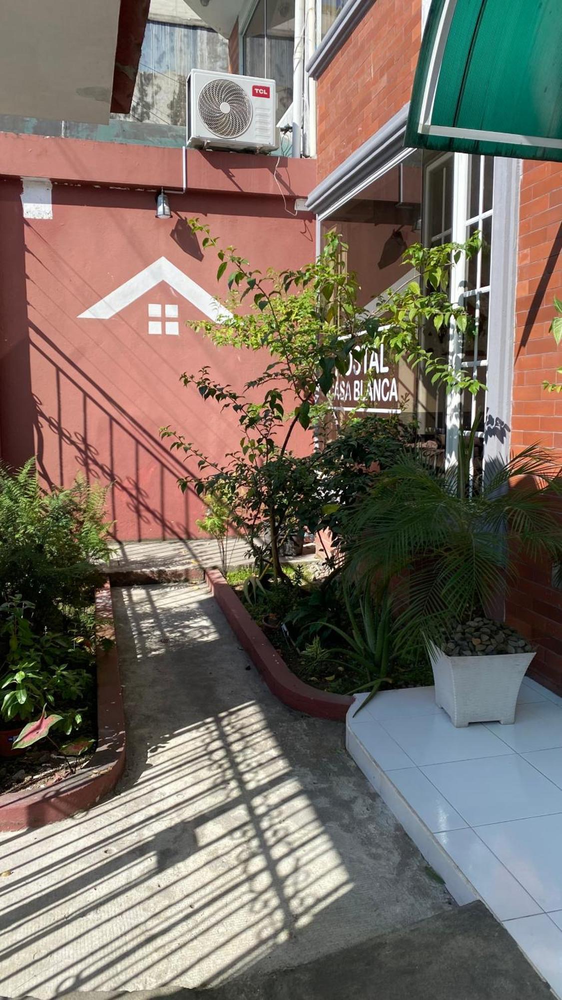 Hostal Casa Blanca Puerto Francisco de Orellana Eksteriør billede